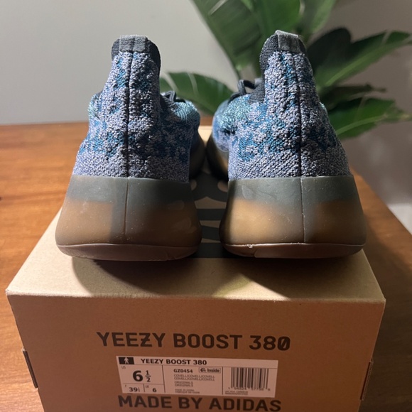 Yeezy 380 covellite size 6.5 like new - Picture 3 of 6